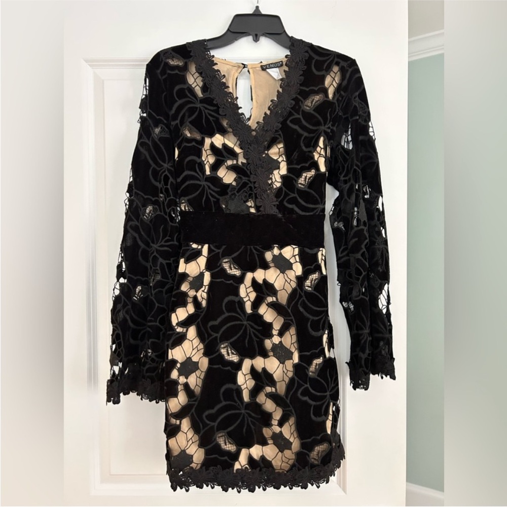 VENUS Black Floral Lace Long Sleeve Dress